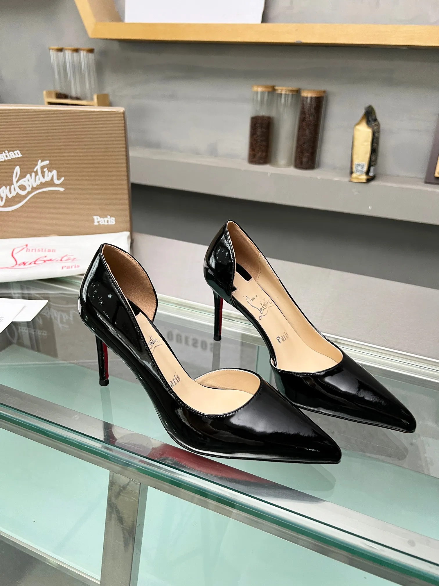 👟👟Ex-factory price 560👟👟 Christian Louboutin CL red-soled shoes‖ Globally limited edition! Blessings from Las Vegas❤ Inspired by the colorful neon of Las Vegas🎆 A century-old classic that will never go off the shelves. Handmade, exquisite craftsmanship❗Collectible work❗ Absolutely eye-catching existence🌟 Classic stiletto fashion shoes, you can't resist them at all. Absolute sexy goddess, releasing invincible femininity. The gorgeous red bottom is like the red carpet that the queen walks on when she ascends to the top. She is full of aura in every minute. Whether in love or in the workplace, she is famous in the end. Extraordinarily fascinating and full of femininity! Suitable for all kinds of gatherings 💎 Undefeated classic, all original models are made to order 🍳Fabrics: cow lacquer/silk/grete 🍳Inner lining: imported soft sheepskin lining feet 🍳Outsole: original genuine leather sole 🍳Heel height: 3cm/8.5cm/10.5cm higher inside the flat bottom 🍳Color: apricot ox lacquer, black ox lacquer, white ox lacquer Black Silk Silver Grete 🍳Size: 35-39 (40/41/42/43 customized, non-refundable) Standard size 🍳Packing: with cloth bag, card